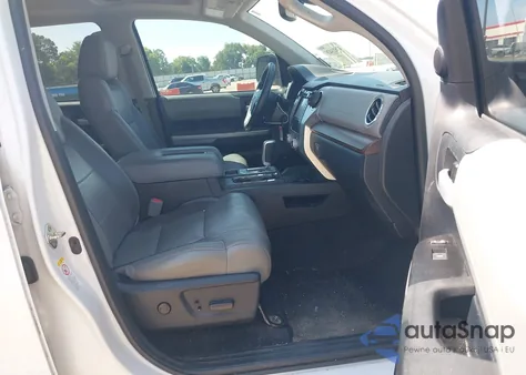 2018 Toyota Tundra Limited 5.7L V8 z USA, uszkodzony, nr VIN 5TFHW5F1XJX767085